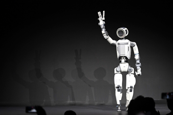 Atlas, a humanoid robot by Hyundai Motor-backed Boston Dynamics, waves as it makes its debut at the CES 2026 in Las Vegas on Jan. 6. [NEWS1] 