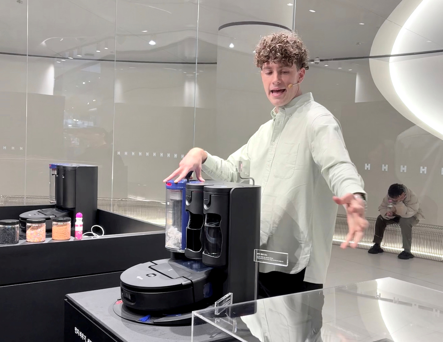 Nathan Lawson McLean, a senior design manager at Dyson, introduces the company’s first AI-powered robot vacuum, the Spot & Scrub AI, during a media event at The Hyundai Seoul in western Seoul on Jan. 22.  [LEE SO-JIN] 