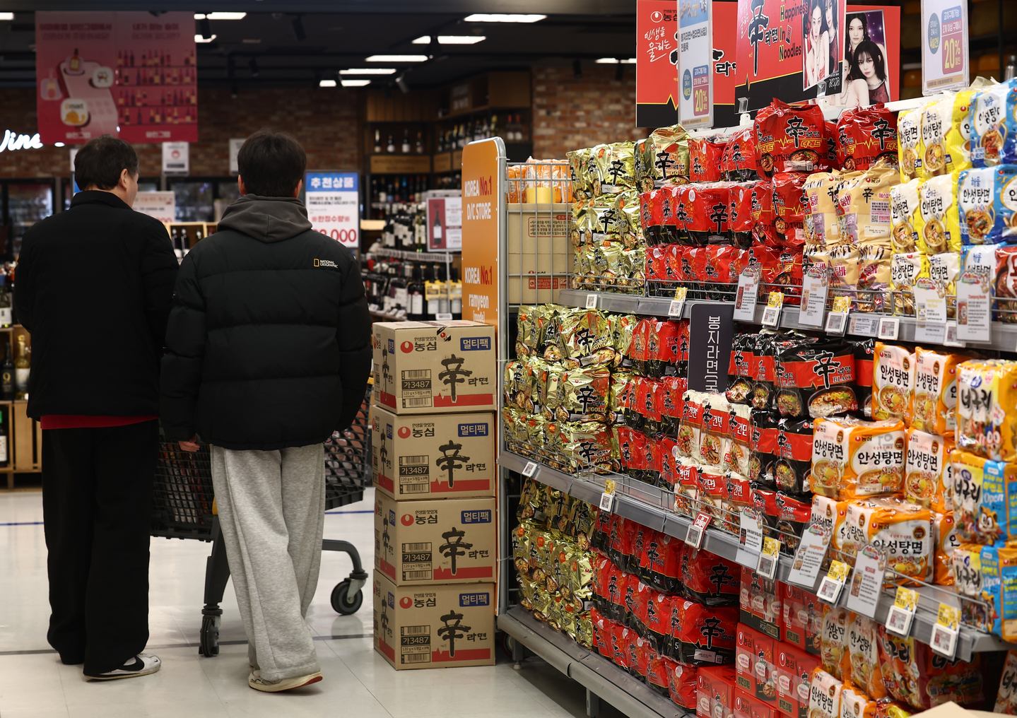 Bags of ramyeon line the shelves of a grocery store in Seoul on Feb. 3. [NEWS1]