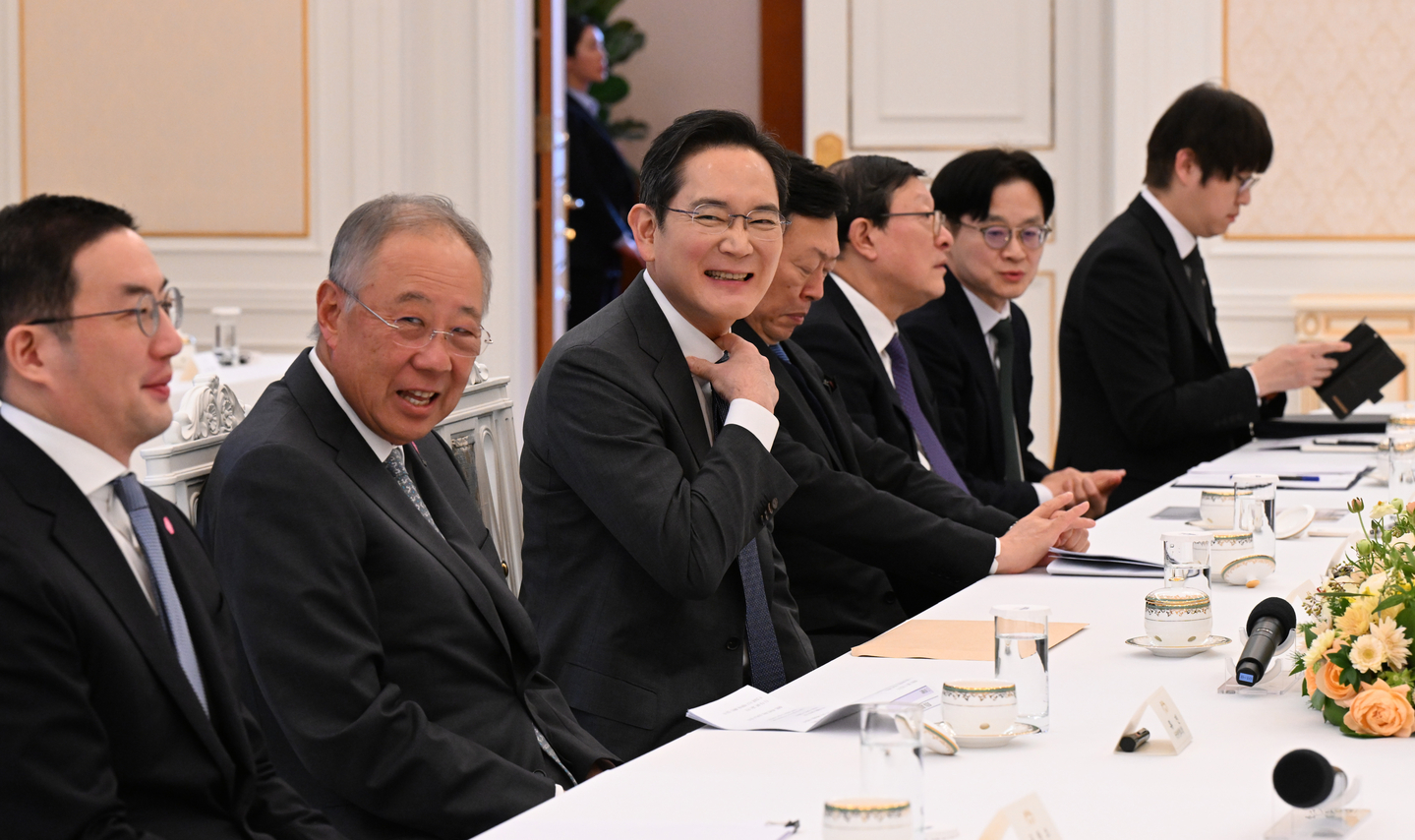 From left, LG Group Chairman Koo Kwang-mo, Ryu Jin, chief of the Federation of Korean Industries, Samsung Electronics Executive Chairman Lee Jae-yong and Lotte Chairman Shin Dong-bin take part in a presidential meeting with the leaders of 10 major conglomerates at the Blue House in central Seoul on Feb. 4. [JOINT PRESS CORPS]