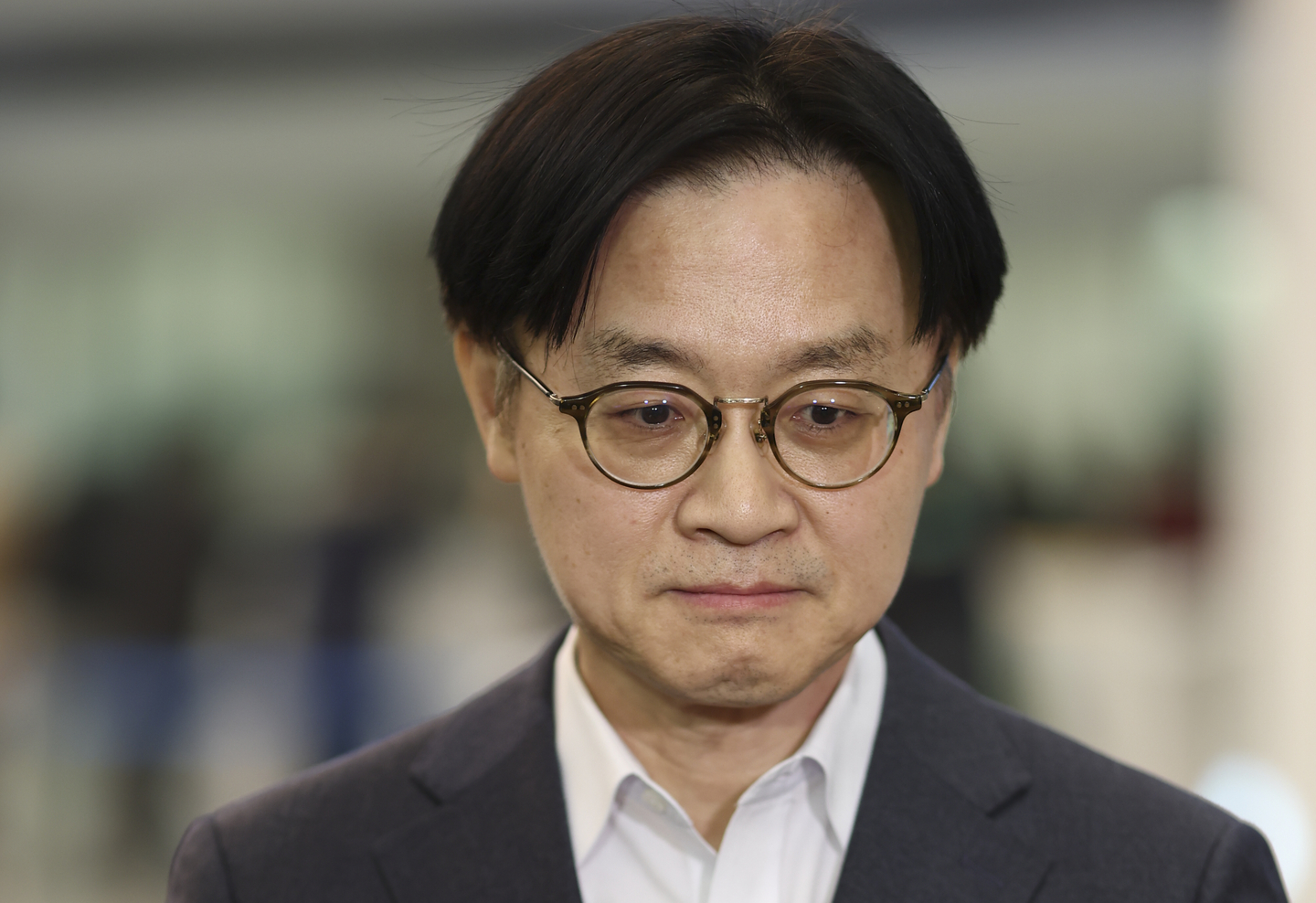 Industry Minister Kim Jung-kwan listens to questions from reporters upon arriving at Incheon International Airport from a trip to the U.S. on Jan. 31. [YONHAP]