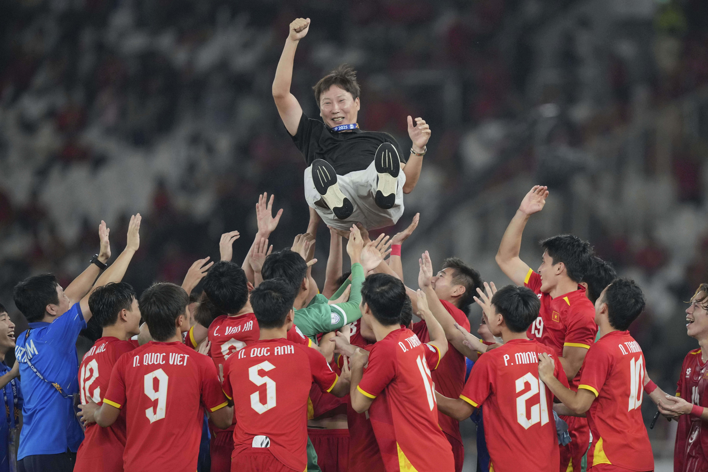 Vietnam head coach Kim Sang-sik of Korea celebrates with the Vietnam U-23 soccer team after defeating Indonesia during their final Asean U-23 Championship soccer match at Gelora Bung Karno Main Stadium in Jakarta, Indonesia on July 29, 2025. [AP/YONHAP] 