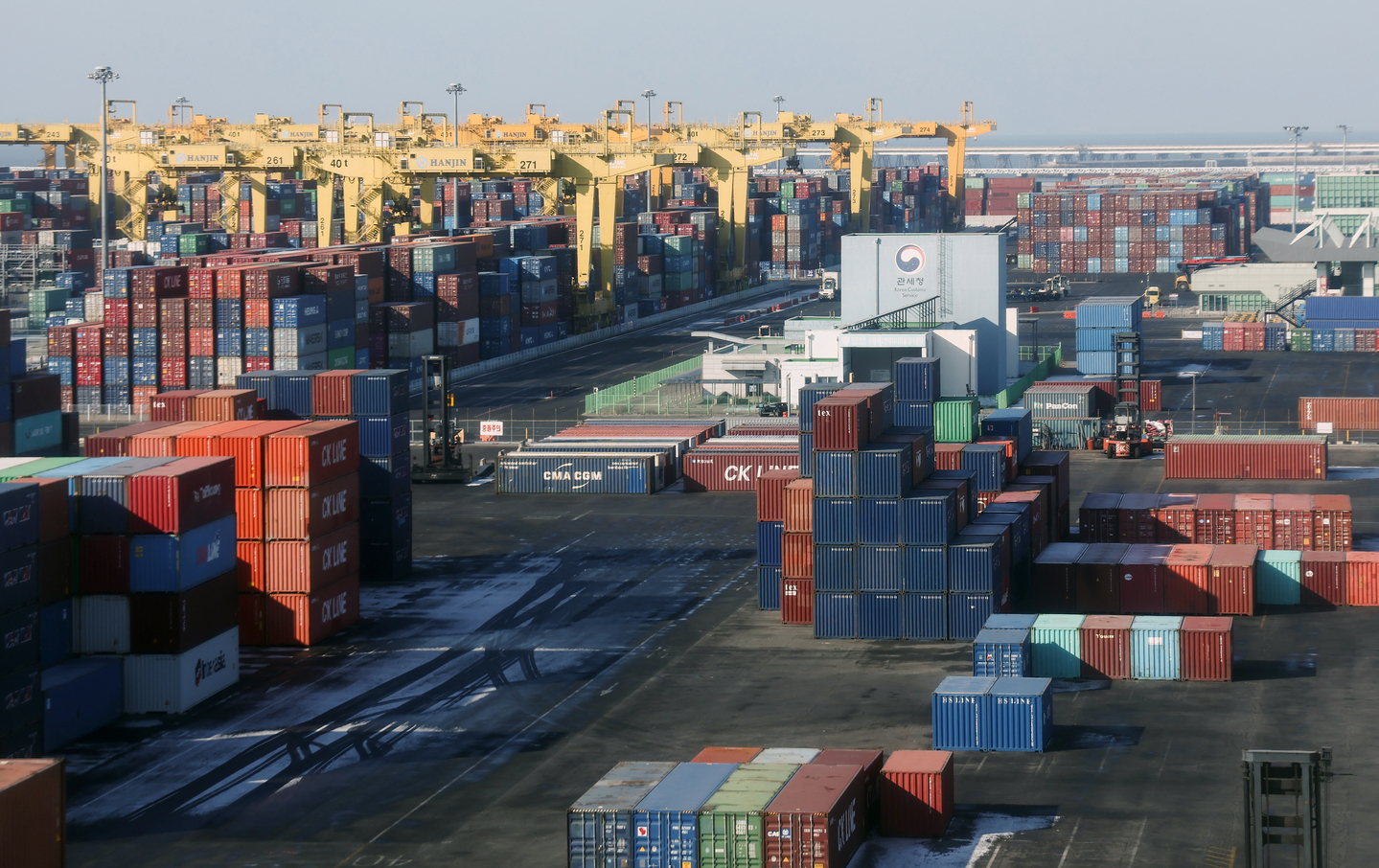Containers ready for export are piled up at a port in Incheon on Feb. 1. [NEWS1]
