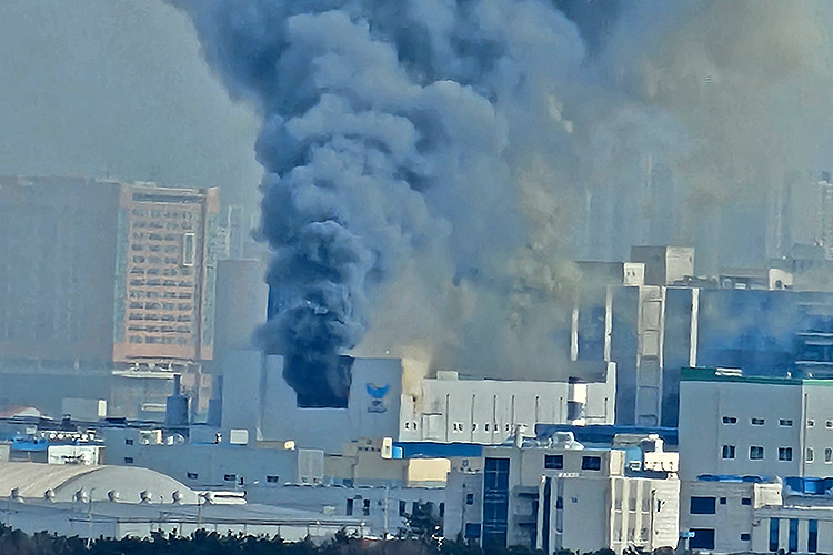 Smoke is seen rising from the SPC Samlip plant inside Sihwa Industrial Complex in Siheung, Gyeonggi, on Feb. 3. [YONHAP]