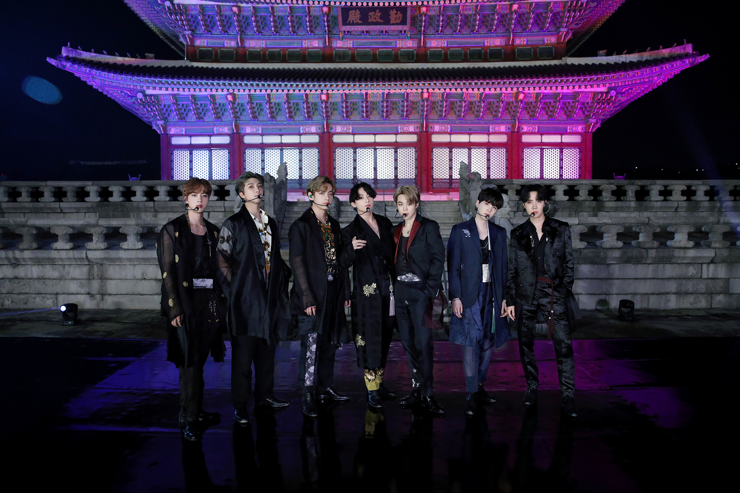 BTS poses for a photo at Gyeongbok Palace in central Seoul in 2022. [KOREA HERITAGE SERVICE]