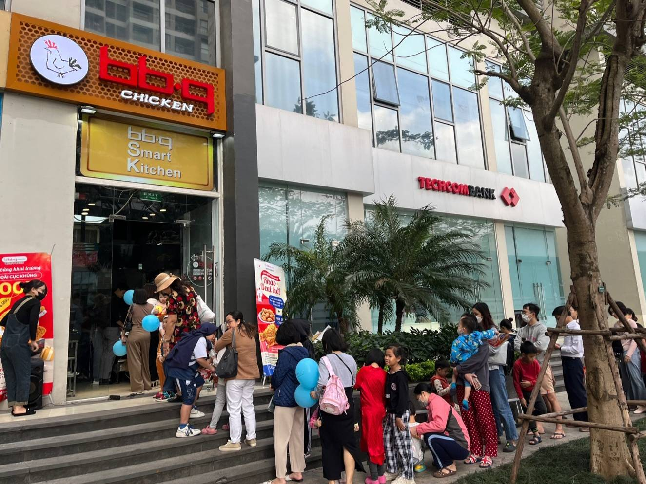 bb.q Gardenia branch, which specializes in delivery and takeout, has opened as a BBQ Smart Kitchen (BSK) outlet in Hanoi, Vietnam. [JOONGANG ILBO]
