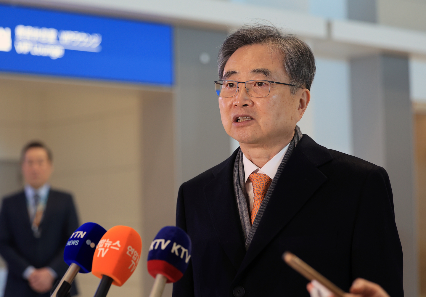 Foreign Minister Cho Hyun speaks to reporters before departing through Incheon International Airport for Washington on Feb. 3. [NEWS1]