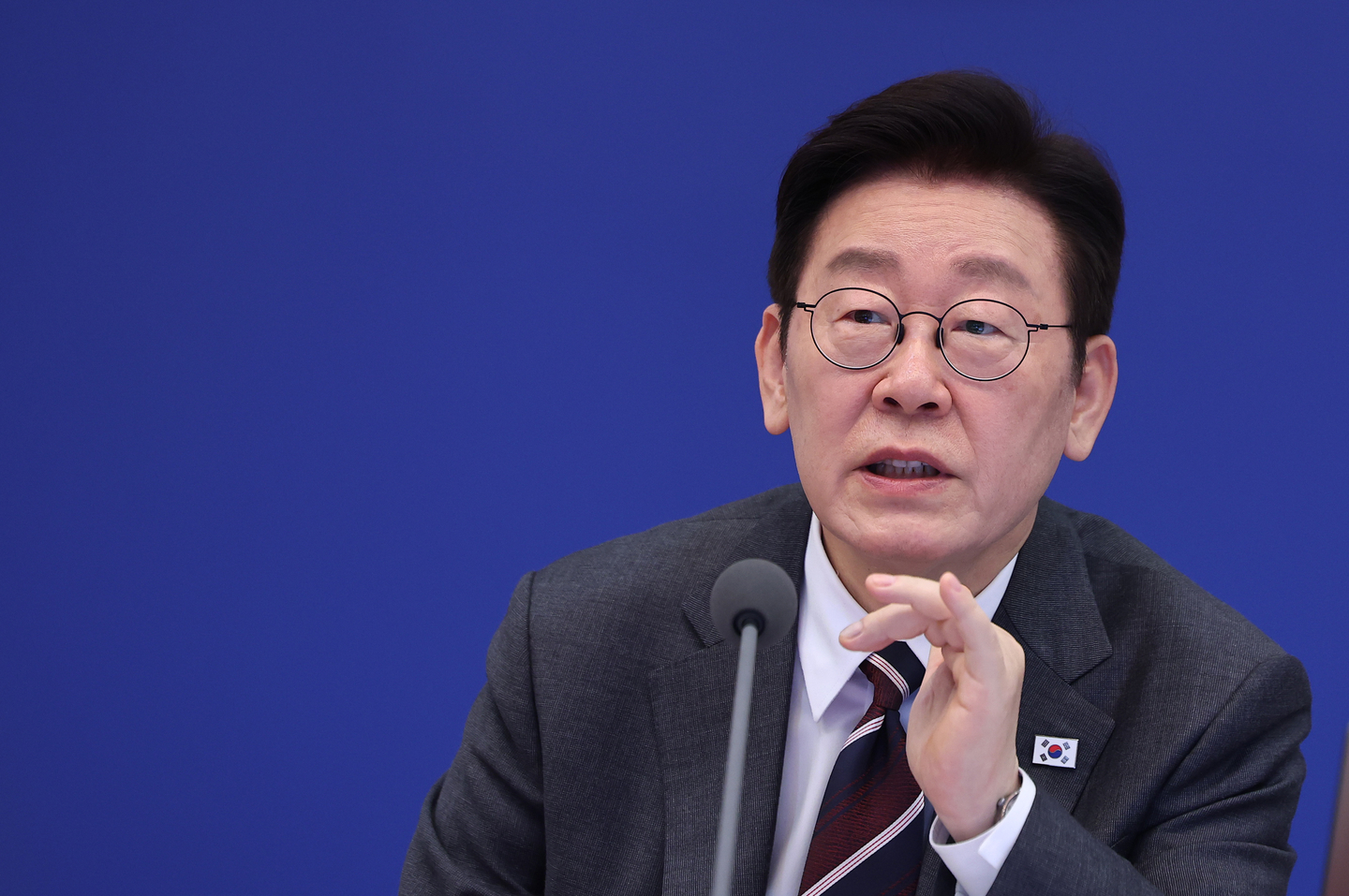 President Lee Jae Myung speaks during a Cabinet meeting at the Blue House on Feb. 3. [NEWS1]
