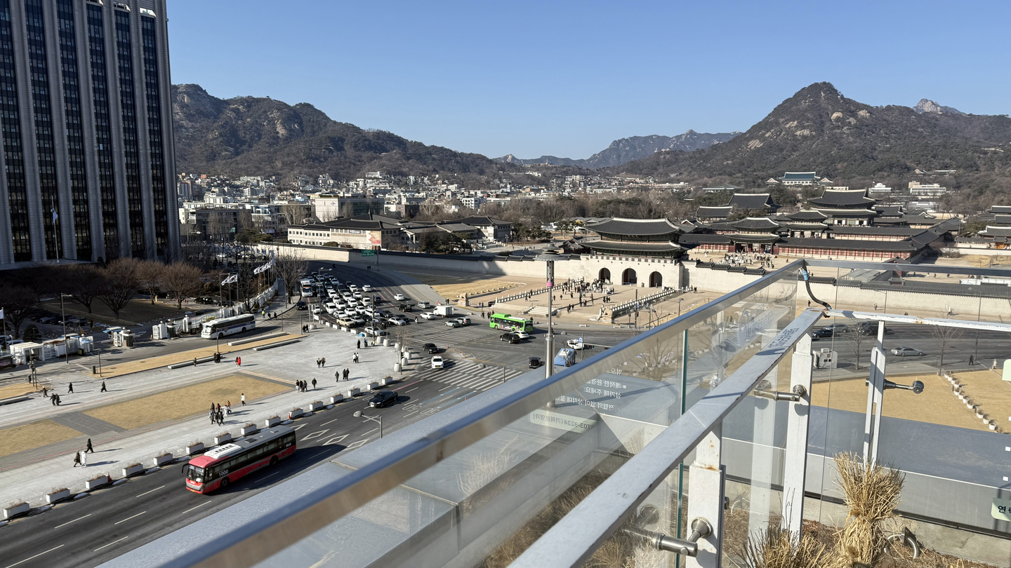 A view of Gwanghwamun Square and Gyeongbok Palace from the rooftop of the National Museum of Korean Contemporary History in Jongno District, central Seoul [WOO JI-WON]