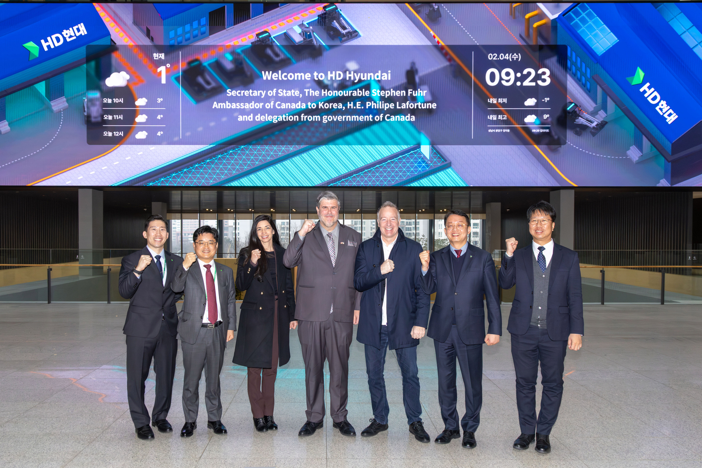 From second from right, Park Yong-yeol, vice president and head of HD Hyundai Heavy Industries’ naval ship business unit, Canada’s Minister of National Defense Procurement Stephen Fuhr, Philippe Lafortune, Canada's ambassador to Korea, and rest of delegation and HD Hyundai officials pose for a photo at HD Hyundai's Global Research & Development Center in Pangyo, Gyeonggi, on Feb. 4. [HD HYUNDAI]