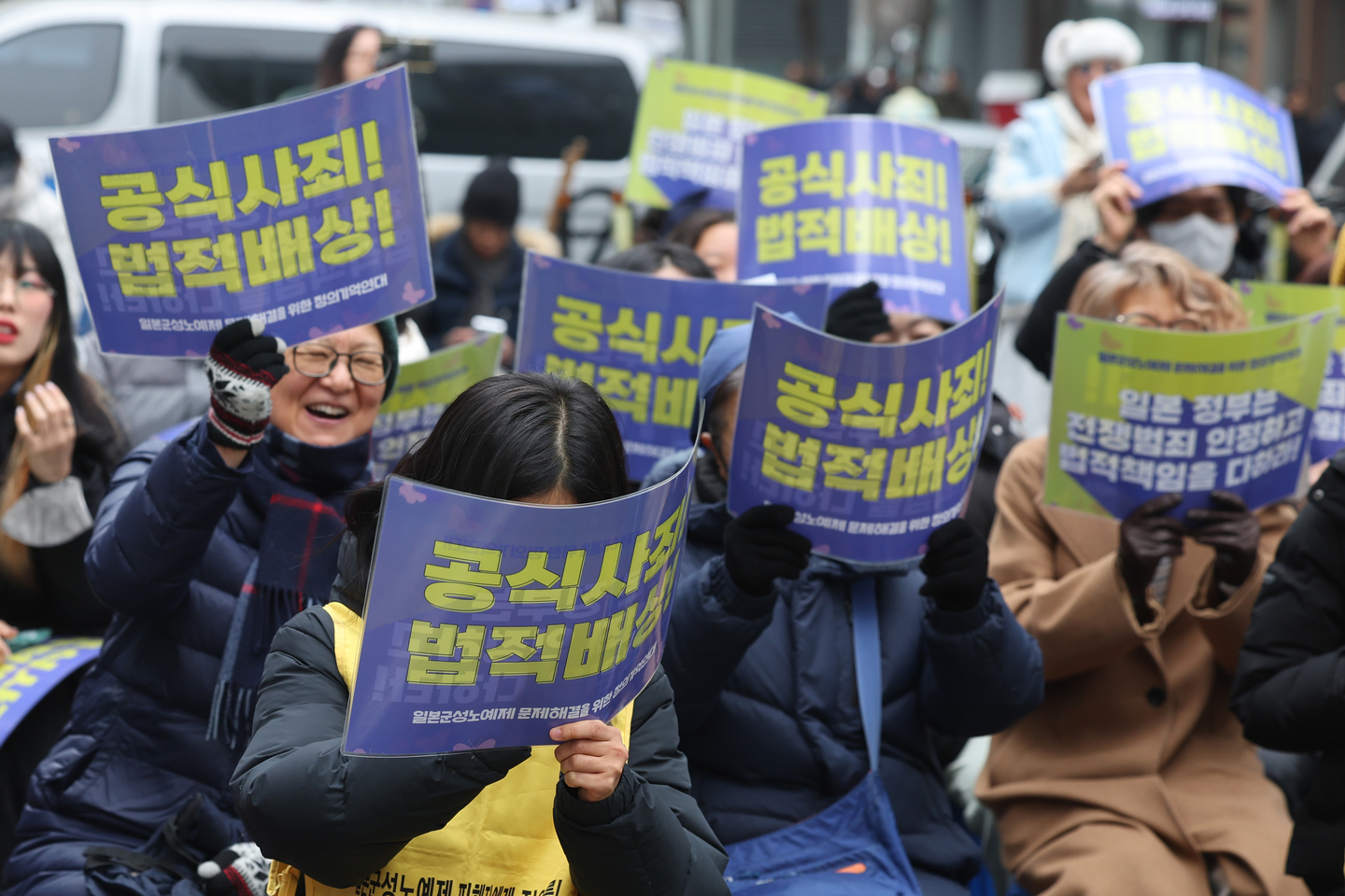 A weekly rally calling for a resolution to the issue of Japan’s wartime sexual slavery takes place near the Japanese Embassy in Jongno District, central Seoul, on Feb. 4. [YONHAP]