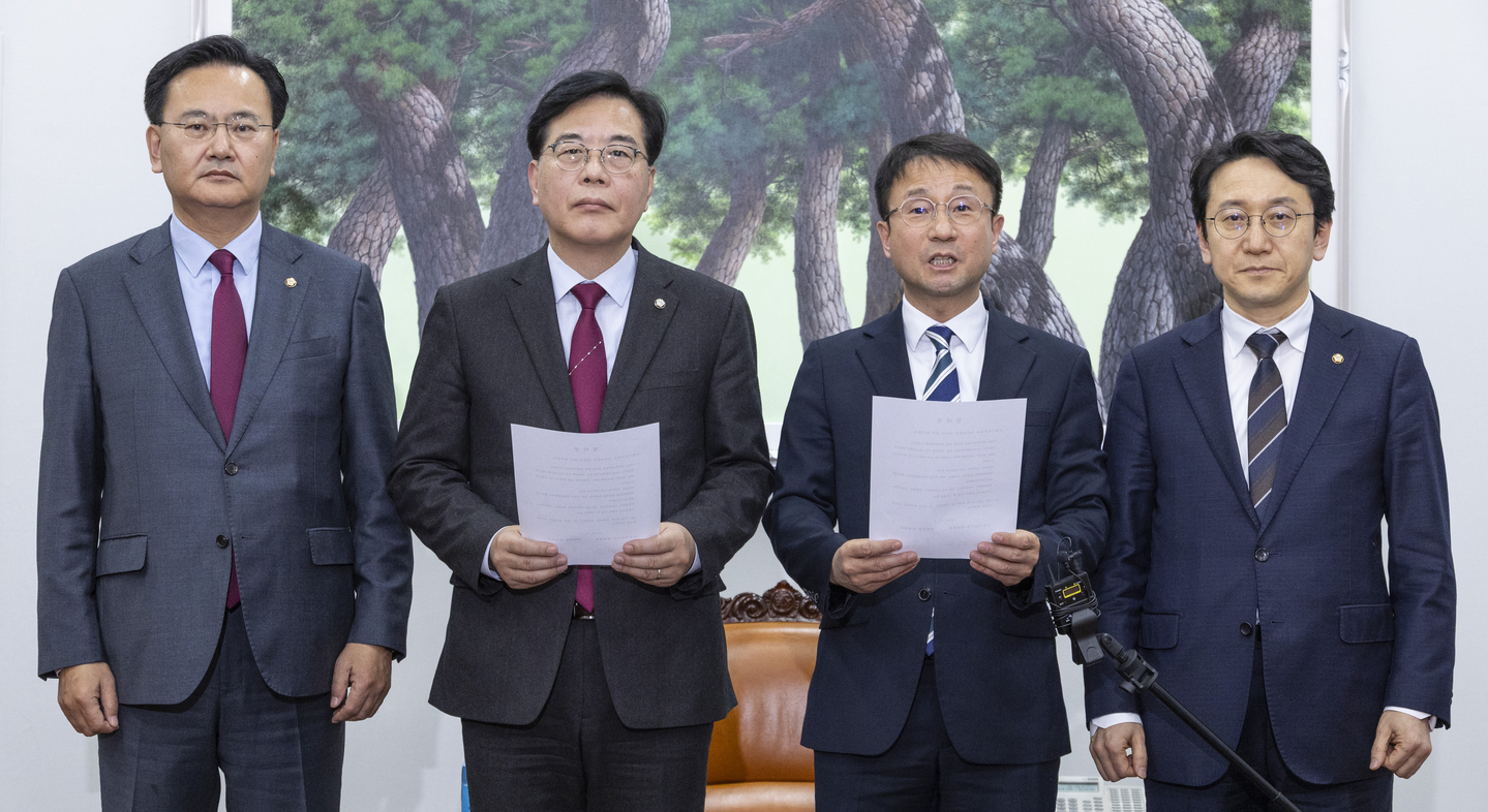 Rep. Han Byung-do, second from right, floor leader of the ruling Democratic Party, and his PPP counterpart, Rep. Song Eon-seog, second from left, pose for a photo during a meeting at the National Assembly in Yeouido, western Seoul on Feb. 4. [YONHAP]