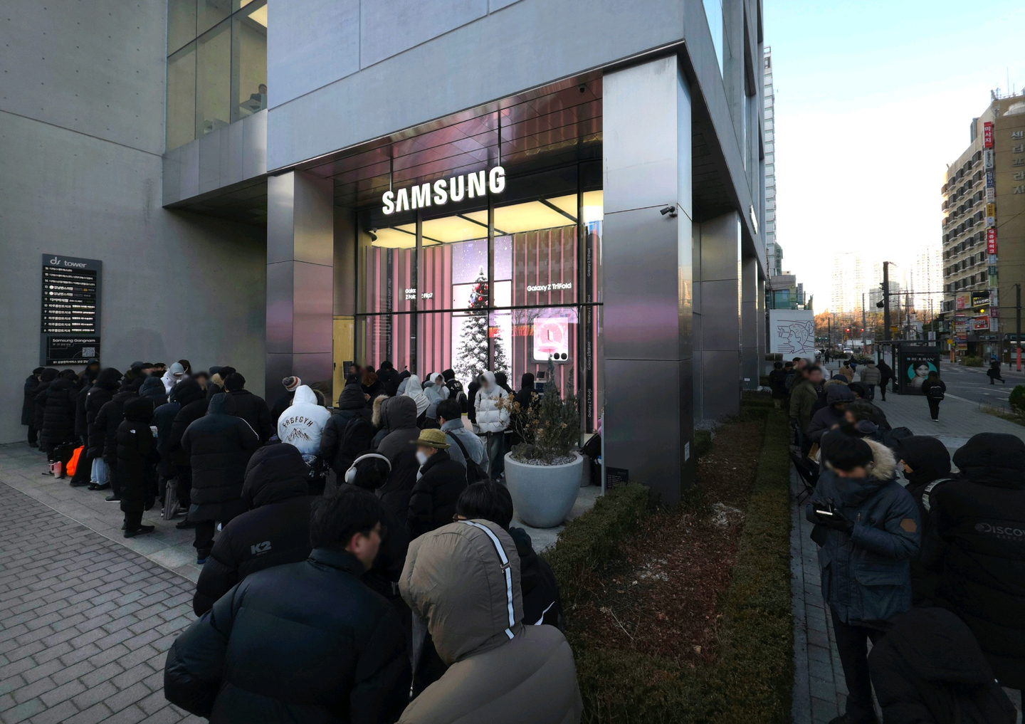 Customers wait in line outside a Samsung store in Gangnam District, southern Seoul, on Dec. 12, 2025, to purchase the Galaxy Z TriFold. [SAMSUNG ELECTRONICS]