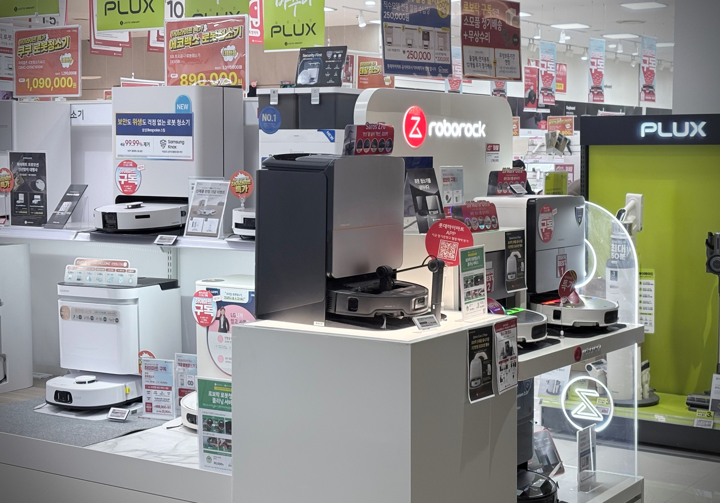 Robot vacuum cleaners are displayed at a large electronics store in Eunpyeong District, western Seoul, on Jan. 22. [LEE SO-JIN] 