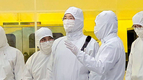 Samsung Electronics Executive Chairman Lee Jae-yong, center, inspects the NRD-K cleanroom facility, a cutting-edge compound semiconductor research and development center at Samsung Electronics' Giheung Campus, on Dec. 22, 2025. [SAMSUNG ELECTRONICS]