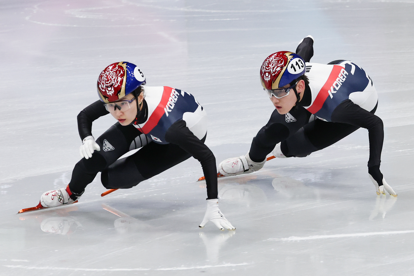 Korean short track speed skaters Choi Min-jeong, left, and Rim Jong-un take part in a training session at Milano Ice Skating Arena in Milan, Italy, on Feb. 2. [YONHAP]
