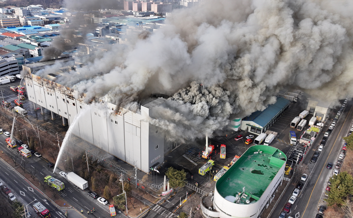 Smoke and flames rise from SPC Samlip’s Sihwa plant in Siheung, Gyeonggi, after a fire broke out at the facility on Feb. 3. [YONHAP]
