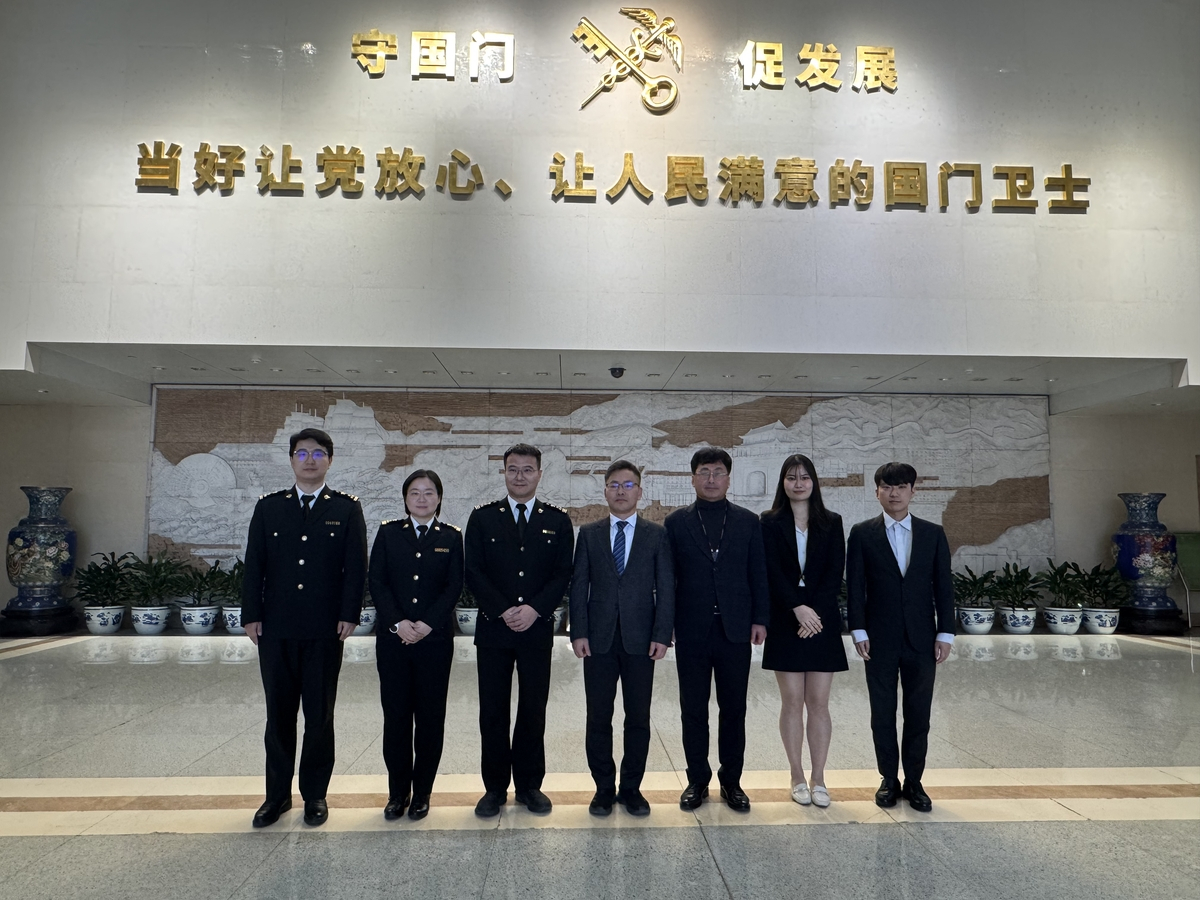 Customs authorities from Korea and China pose for a photo during their talks in Beijing on Feb. 3. [KOREA CUSTOMS SERVICE]