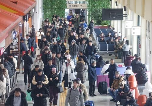A Seoul bus terminal is crowded with passengers during the Seollal Lunar New Year holiday season in January 2025. [YONHAP]