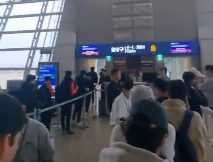 Uzbek students from Hanshin University depart through Incheon International Airport's departure hall on Nov. 27, 2023. [JOONGANG ILBO]