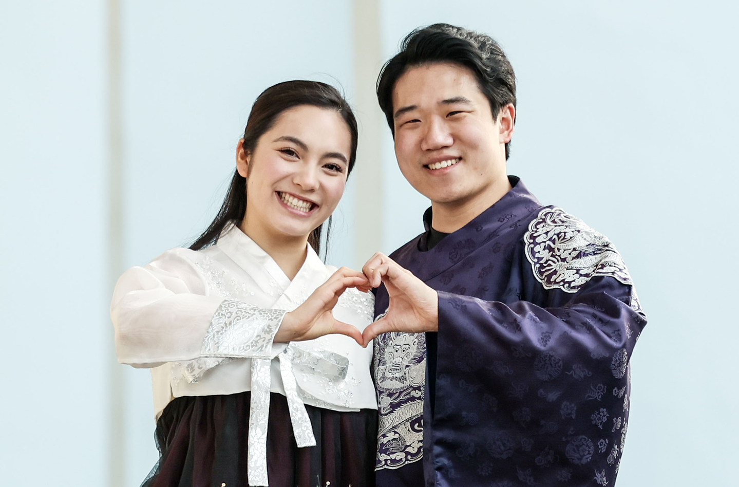 Korean ice dance national team members Quan Ye, right, and Hannah Lim, pose for a photo during an interview with the JoongAng Ilbo at Mokdong Ice Rink in Yangcheon District, western Seoul, on Jan. 4. [KIM SEONG-RYONG] 