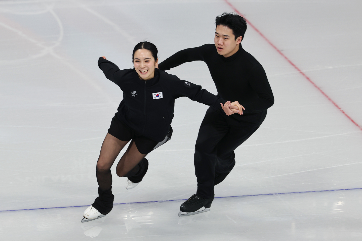 Korean ice dance national team members Quan Ye, right, and Hannah Lim train at the Milano Ice Skating Arena in Milan, Italy, on Feb. 3. [YONHAP]