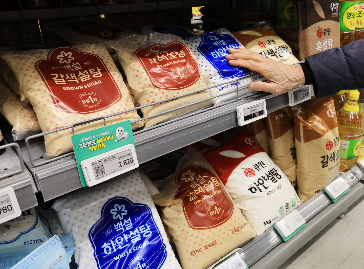 Packets of sugar are displayed at a supermarket in Seoul on Jan. 28. [YONHAP] 