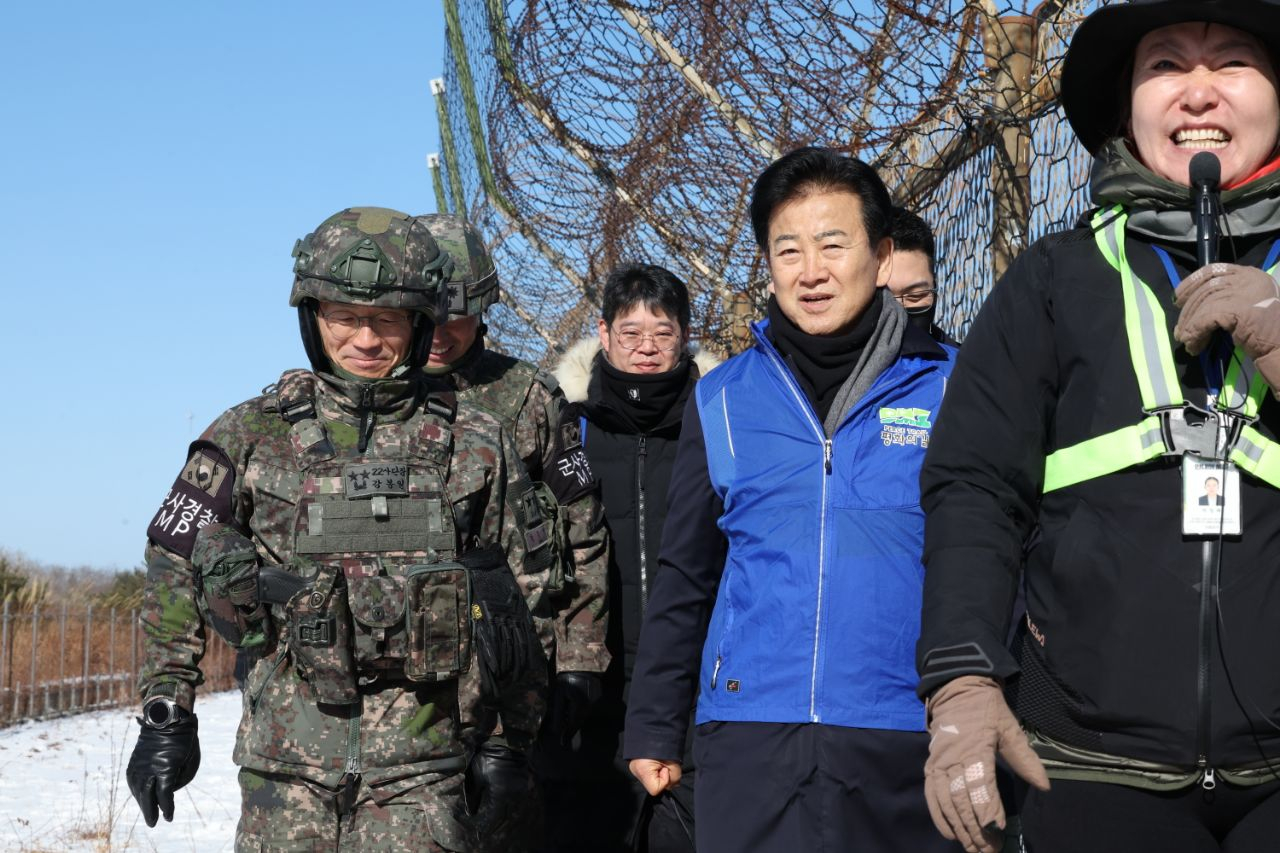Minister of Unification Chung Dong-young, second from right, is seen during a visit to the DMZ Peace Trail routes in Goseong, Gangwon on Jan. 21. [MINISTRY OF UNIFICATION]