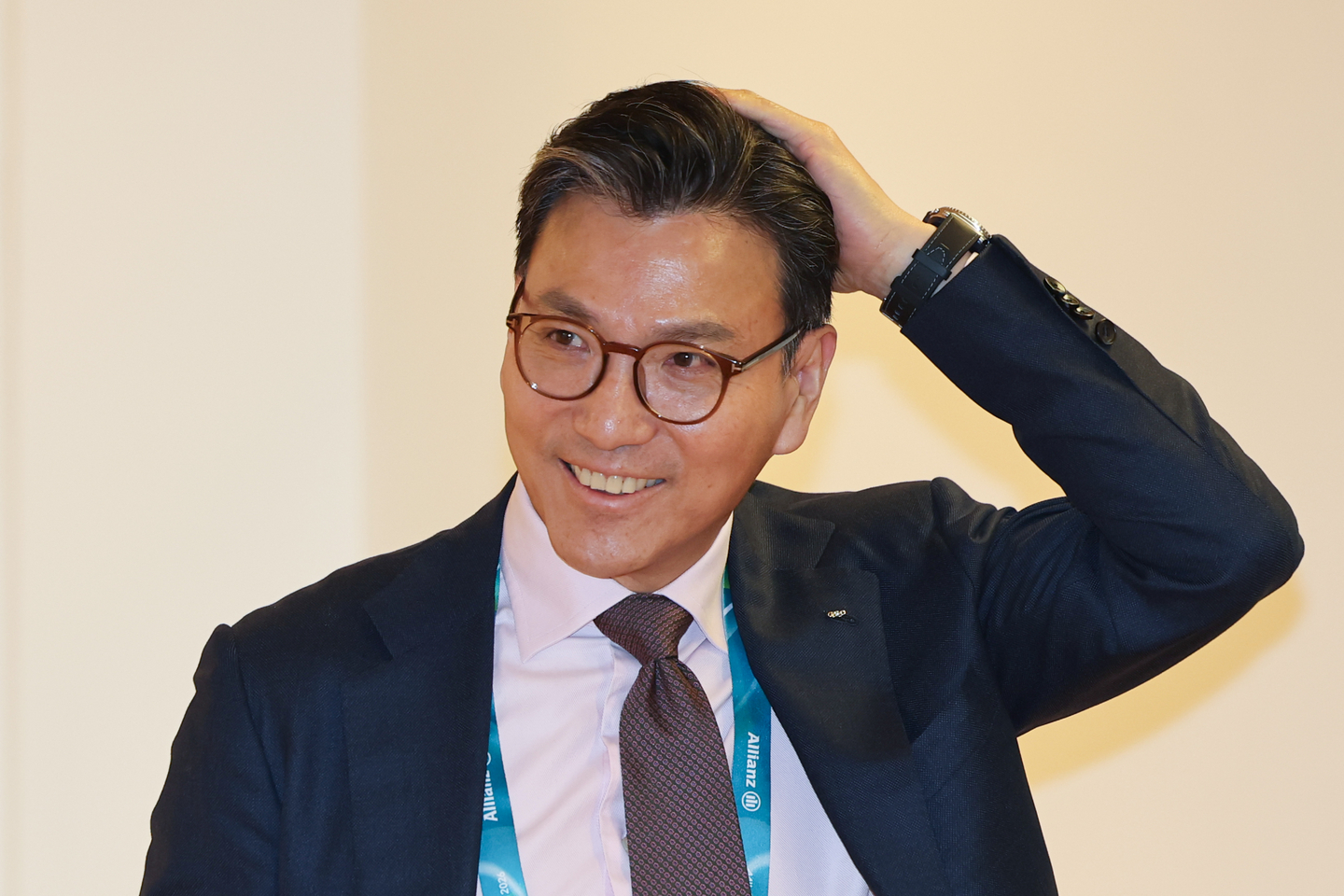 Kim Jae-youl, president of the International Skating Union (ISU), is walking during a break at the 145th International Olympic Committee (IOC) Session held in Milan on Feb. 4. [YONHAP]
