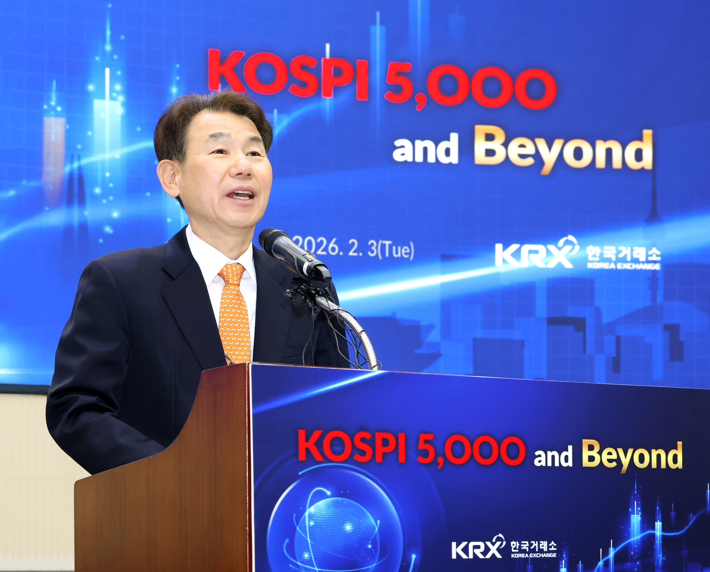 Jeong Eun-bo, the chairman of the KRX, speaks during an event to celebrate the benchmark Kospi's landing above 5,000 points, at the bourse operator's building in Seoul. [YONHAP] 