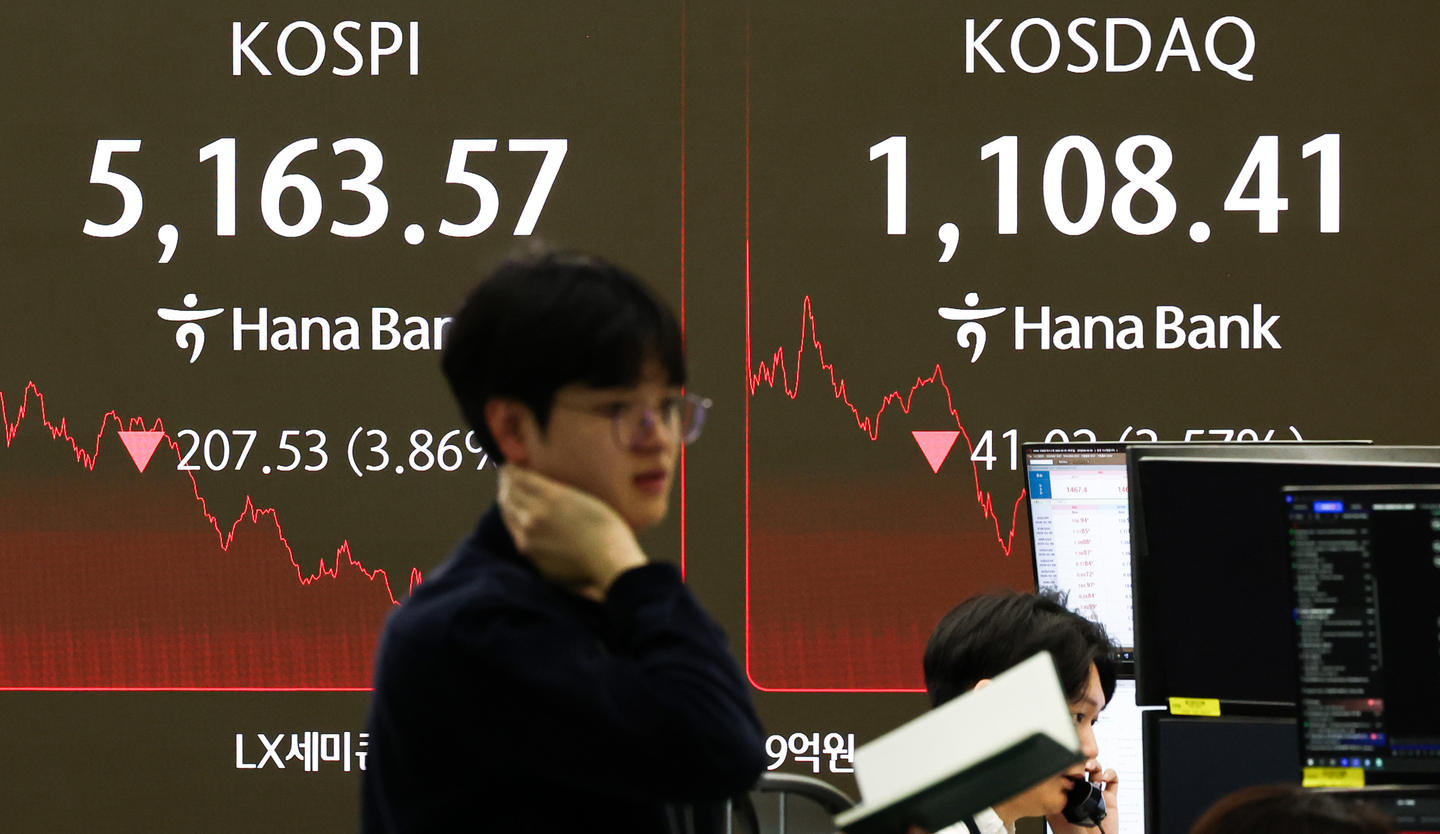 A screen in Hana Bank's trading room in central Seoul shows the Kospi closing at 5163.57 points on Feb. 5, down 207.53 points, or 3.86 percent, from the previous trading session. [NEWS1]