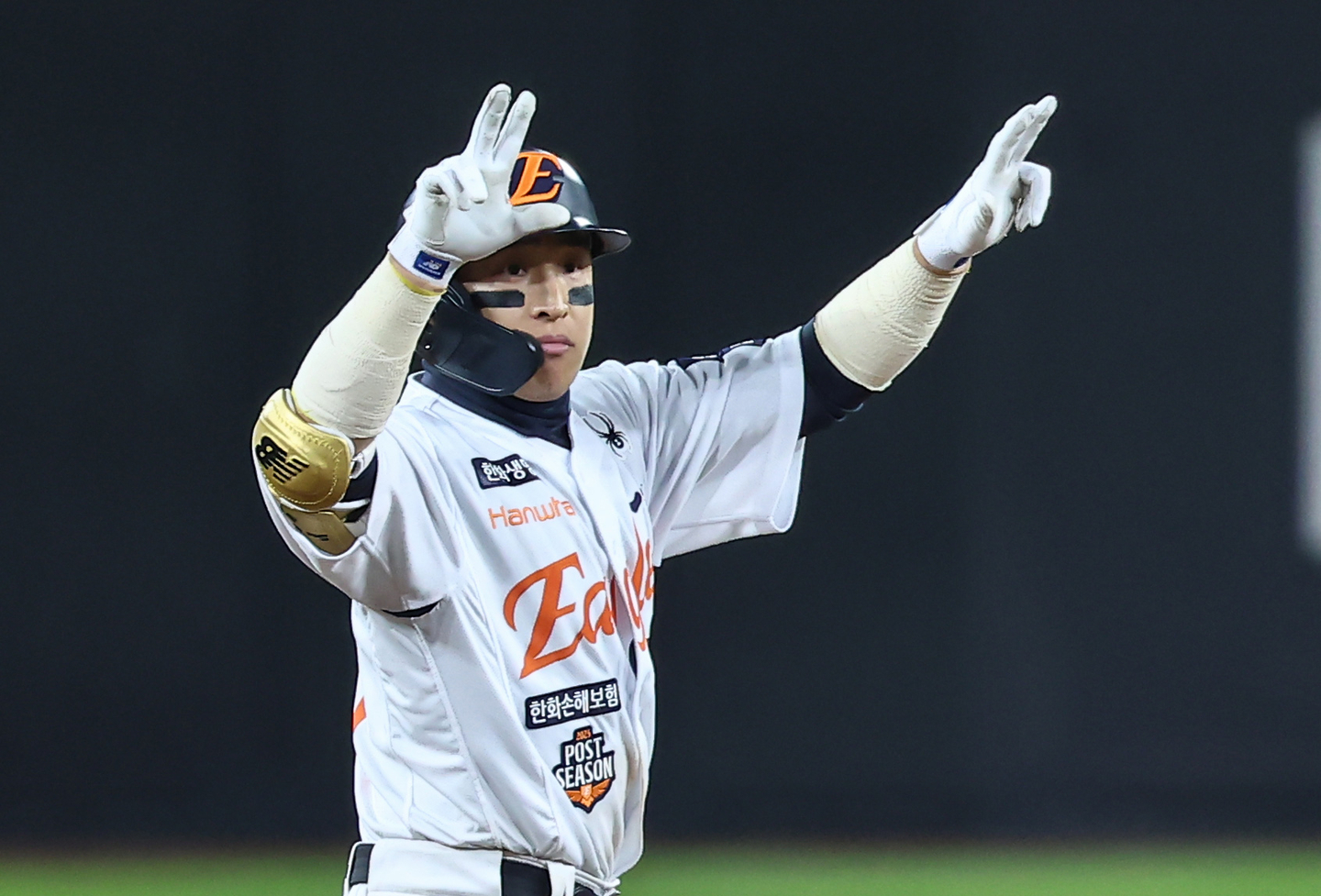 Hanwha Eagles outfielder Son Ah-seop celebrates after reaching second base on an infield single and a throwing error by the third baseman in the bottom of the seventh inning with one out and a runner on first during Game 4 of the 2025 Korean Series against the LG Twins at Daejeon Hanwha Life Ballpark in Daejeon on Oct. 30, 2025. [NEWS1]