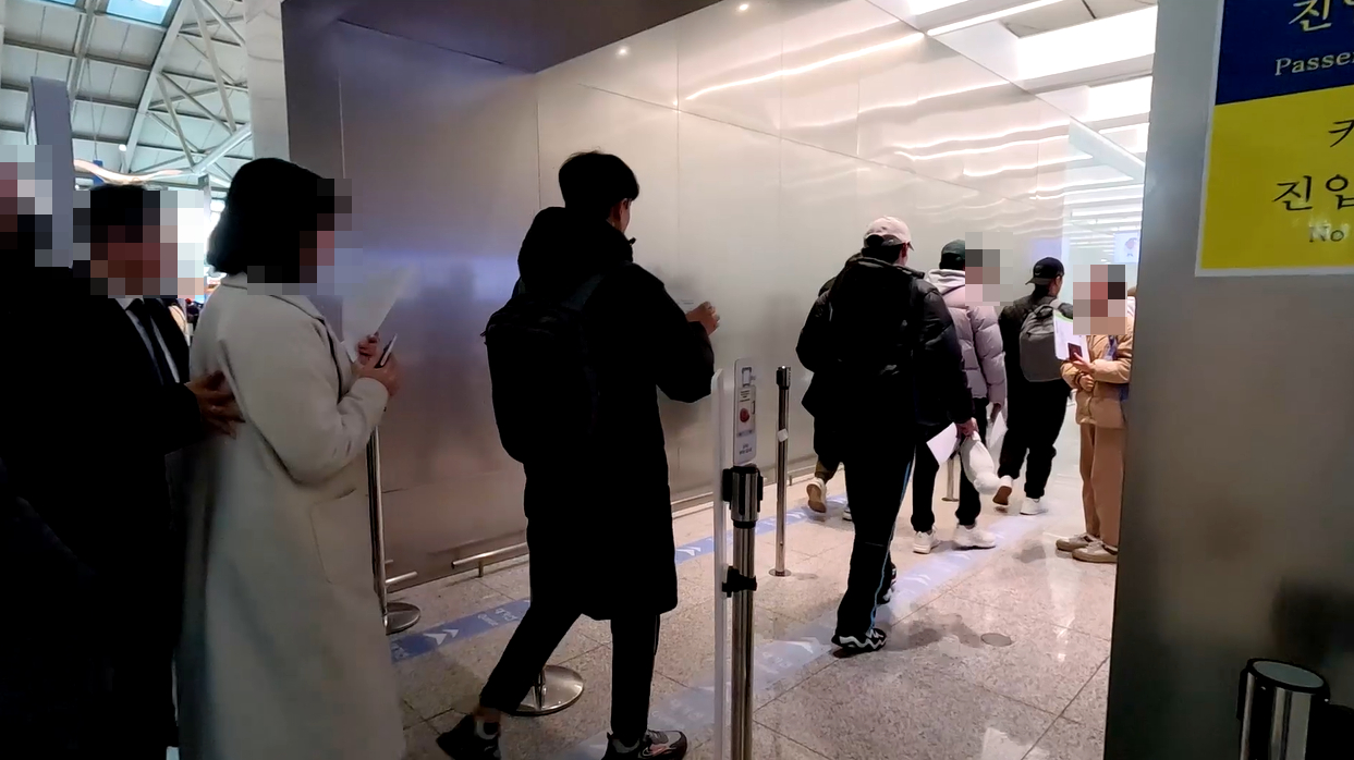 Uzbek students from Hanshin University depart through Incheon International Airport's departure hall on Nov. 27, 2023. [JOONGANG ILBO]