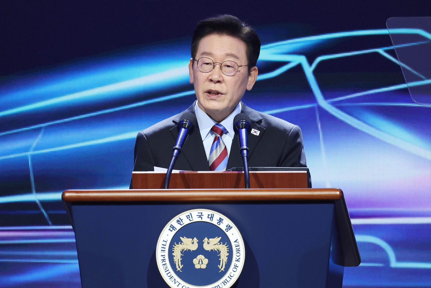 President Lee Jae Myung delivers a commemorative address at the groundbreaking ceremony for the Southern Inland Railway near Gyeonnaeryang in Geoje, South Gyeongsang, on Feb. 6. [JOINT PRESS CORPS]