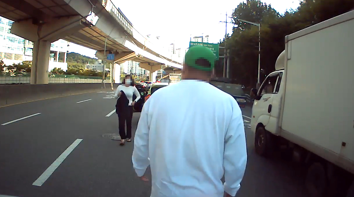 A screenshot from footage released by the Seongdong Police Precinct shows accomplices of a ring of delivery drivers and acquaintances who deliberately caused traffic accidents in narrow alleys to collect insurance payouts. [SEONGDONG POLICE PRECINCT]