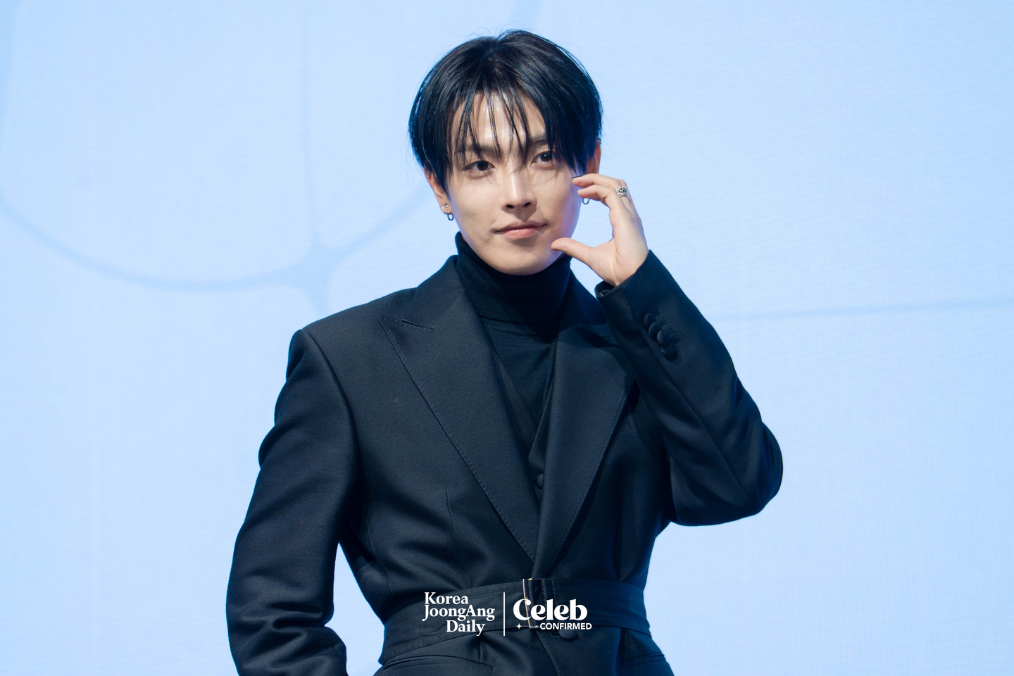 Ateez’s Hongjoong poses for photos during a press conference for the release of the group’s 13th EP, “Golden Hour: Part.4,” at the Fairmont Ambassador Seoul in western Seoul on Feb. 5. [DANIELA GONZALEZ PEREZ]