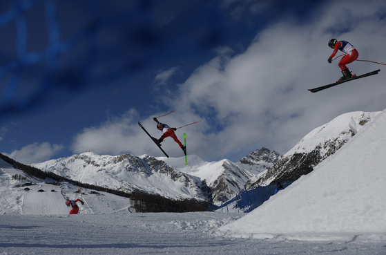 Cross-country skiing athletes train at Livigno Snow Park in Livigno, Italy on Feb. 3. [REUTERS/YONHAP]
