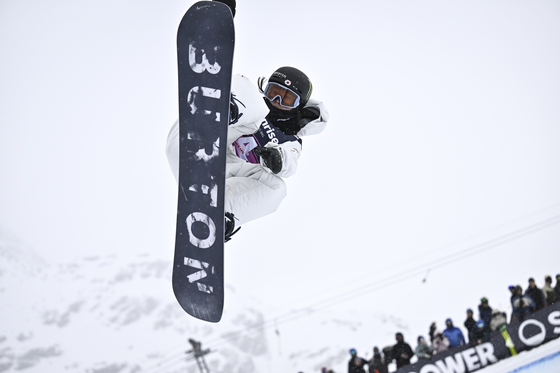 Choi Ga-on in action during the Snowboard Halfpipe competition at the FIS Snowboard, Freestyle and Freeski World Championships in St. Moritz, Switzerland on March 29, 2025. [AP/YONHAP]