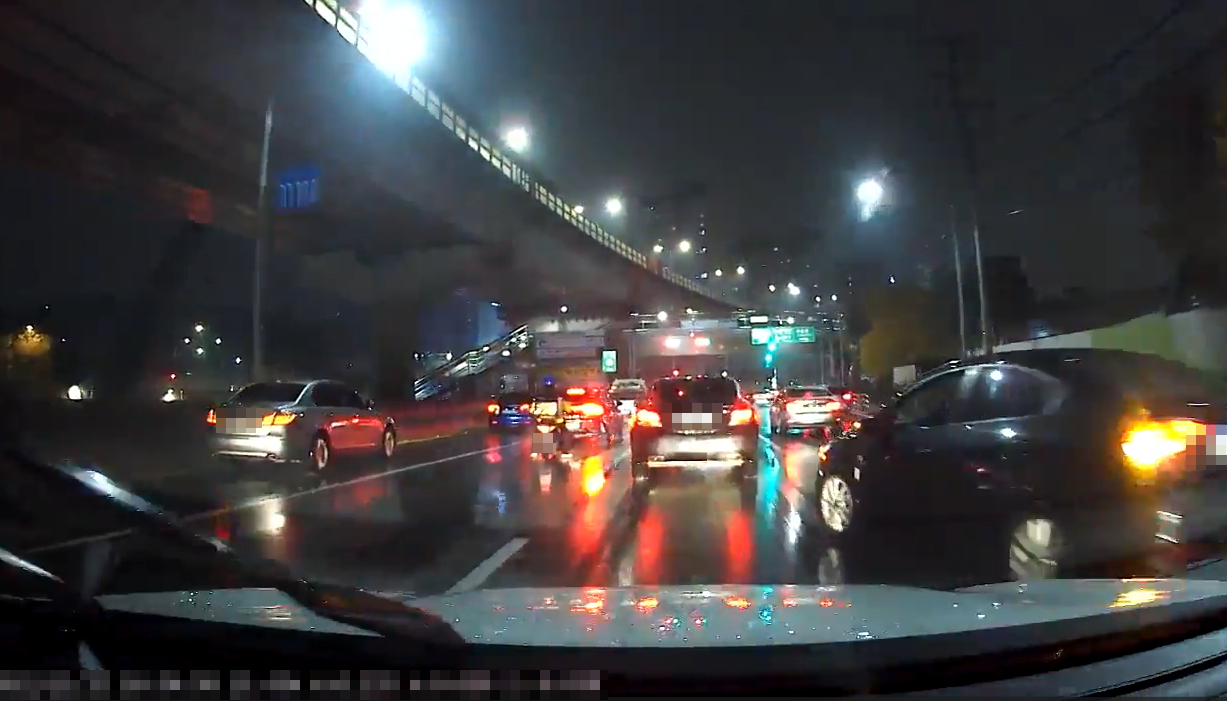 A screenshot from footage released by the Seongdong Police Precinct shows accomplices of a ring of delivery drivers and acquaintances who deliberately caused traffic accidents in narrow alleys to collect insurance payouts. [SEONGDONG POLICE PRECINCT]