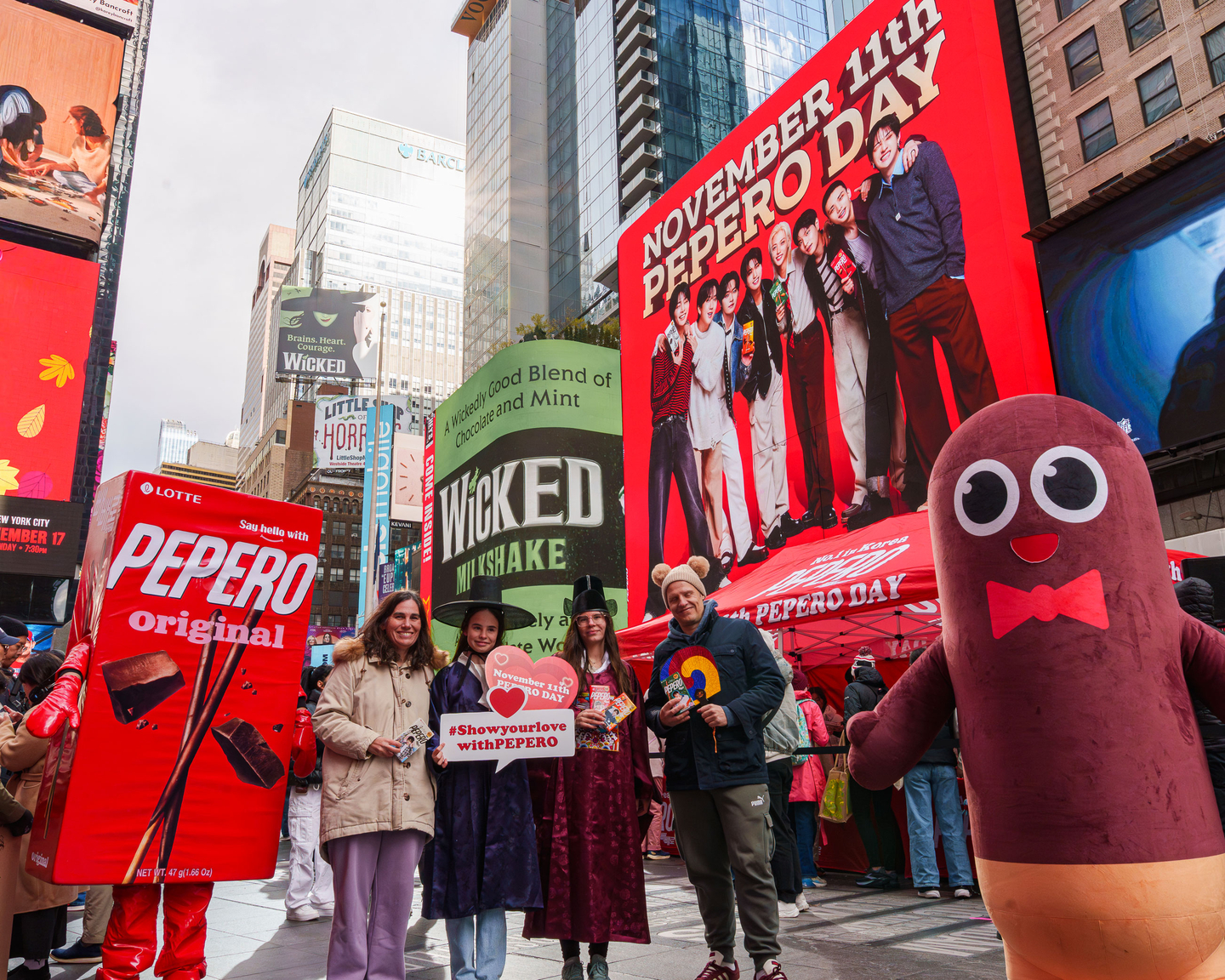 Visitors to the ″Welcome to K-Sweets Holiday″ event held at Times Square in New York are seen on Nov. 11, 2025. [LOTTE WELLFOOD]