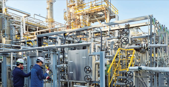 HD현대오일뱅크 직원들이 대산공장에서 설비를 점검하고 있다. HD현대오일뱅크. 