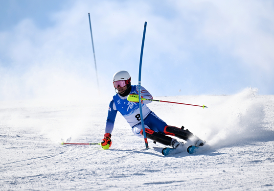 Jung Dong-hyun competes during the men's alpine skiing slalom event at the 9th Asian Winter Games in Yabuli, China on Feb. 9, 2025. [XINHUA/YONHAP]
