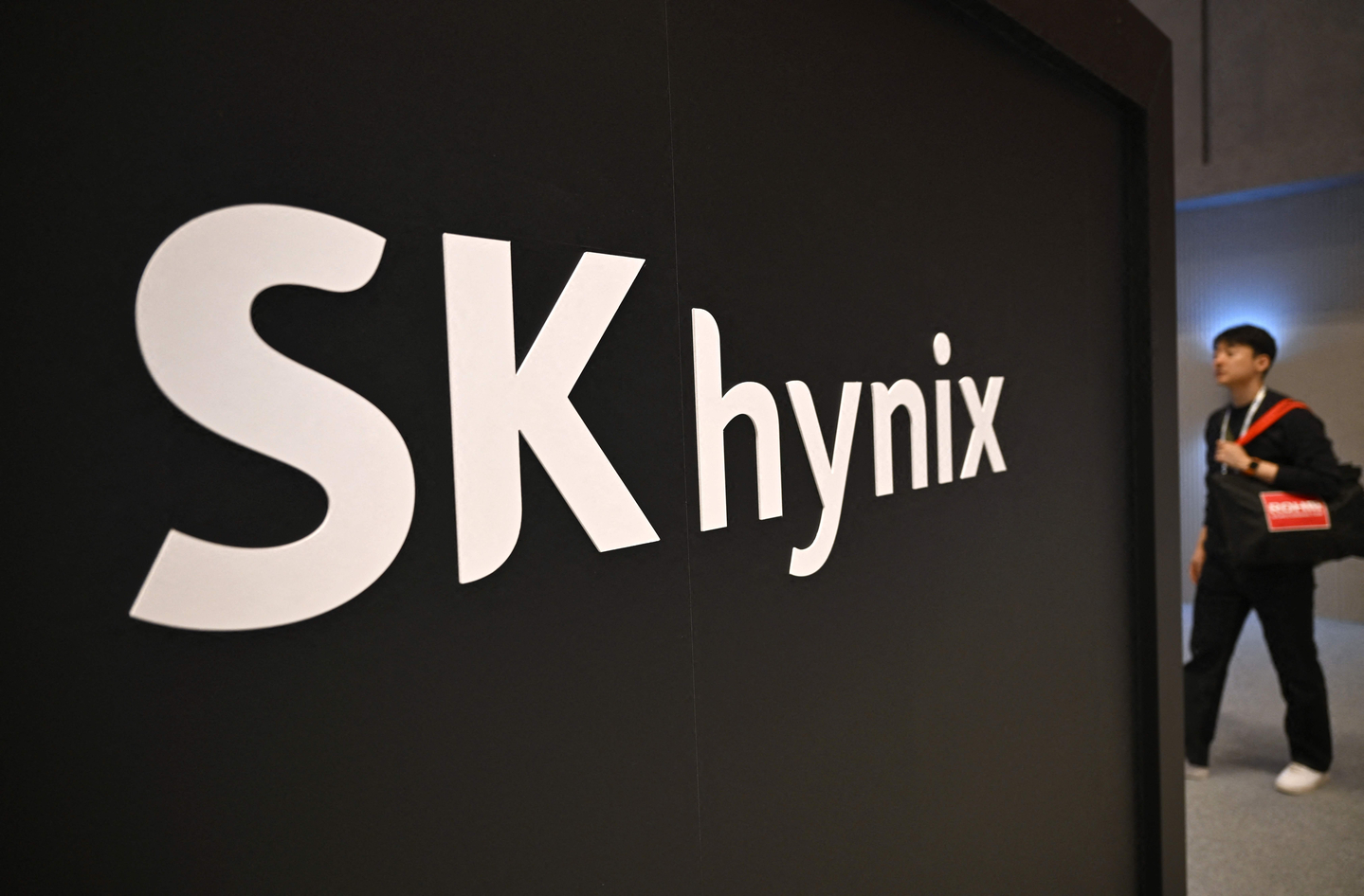A visitor walks past the logo of SK hynix during the Korea Electronics Show 2025 at Coex in Gangnam District, southern Seoul on Oct. 22, 2025. [AFP/YONHAP] 