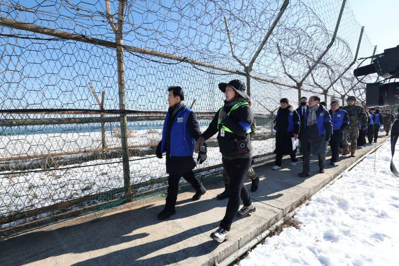 Minister of Unification Chung Dong-young, far left, is seen during a visit to the DMZ Peace Trail routes in Goseong, Gangwon, on Jan. 21. [MINISTRY OF UNIFICATION]