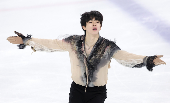Cha Jun-hwan performs in the men's senior free skating competition at the 80th National Figure Skating Championships at Mokdong Ice Rink in western Seoul on Jan. 4. [NEWS1]
