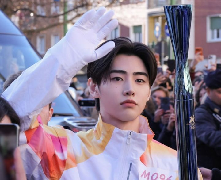 Sunghoon of K-pop group Enhypen holds the Olympic torch for the Milano Cortina Winter Olympics in Milan, Italy, on Feb. 5. [BELIFT LAB]