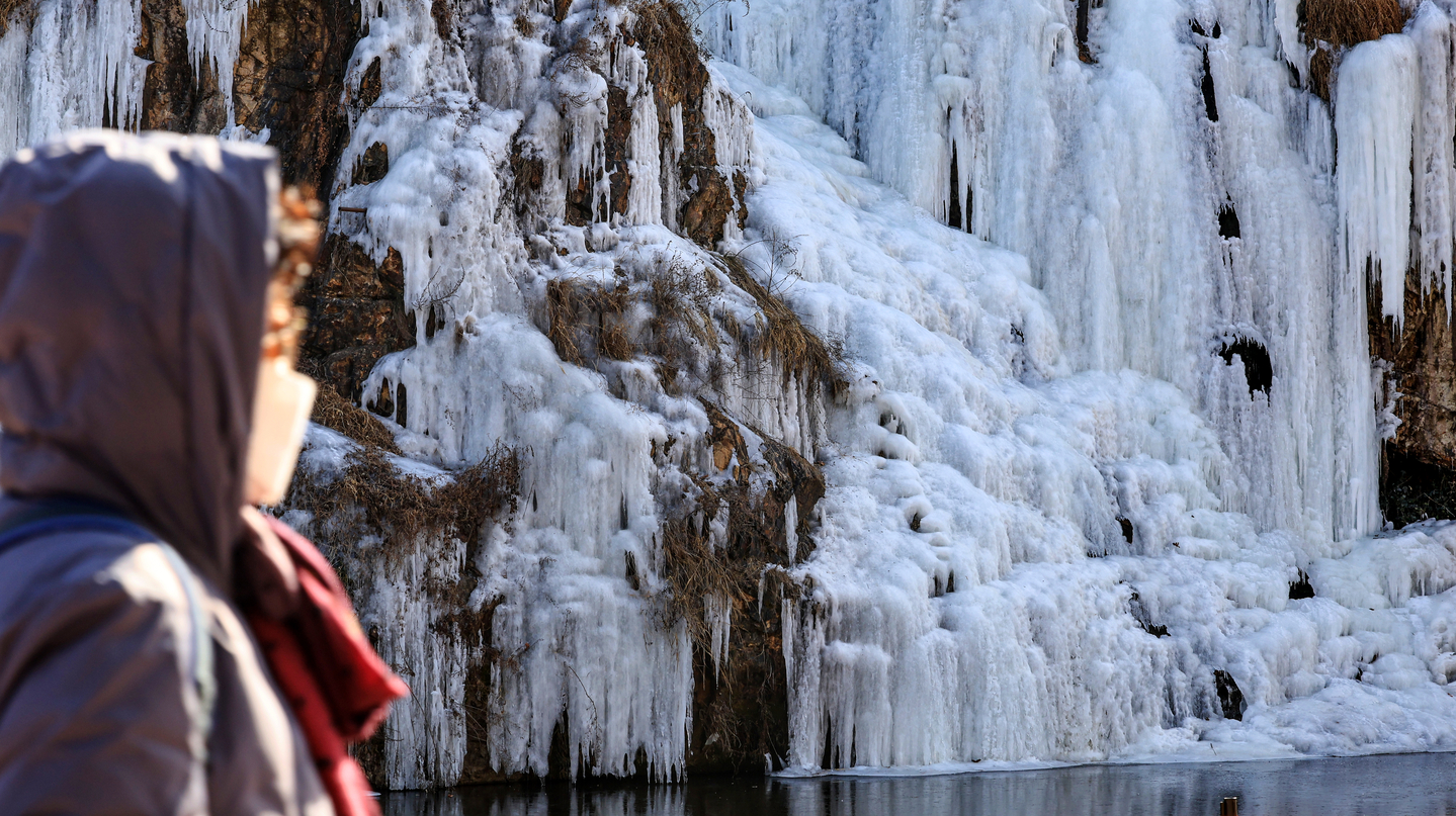 A waterfall in Seodaemun District, western Seoul, is seen frozen over as temperatures reached below minus 10 degrees Celsius (14 degrees Fahrenheit) on Feb. 6. [NEWS1]