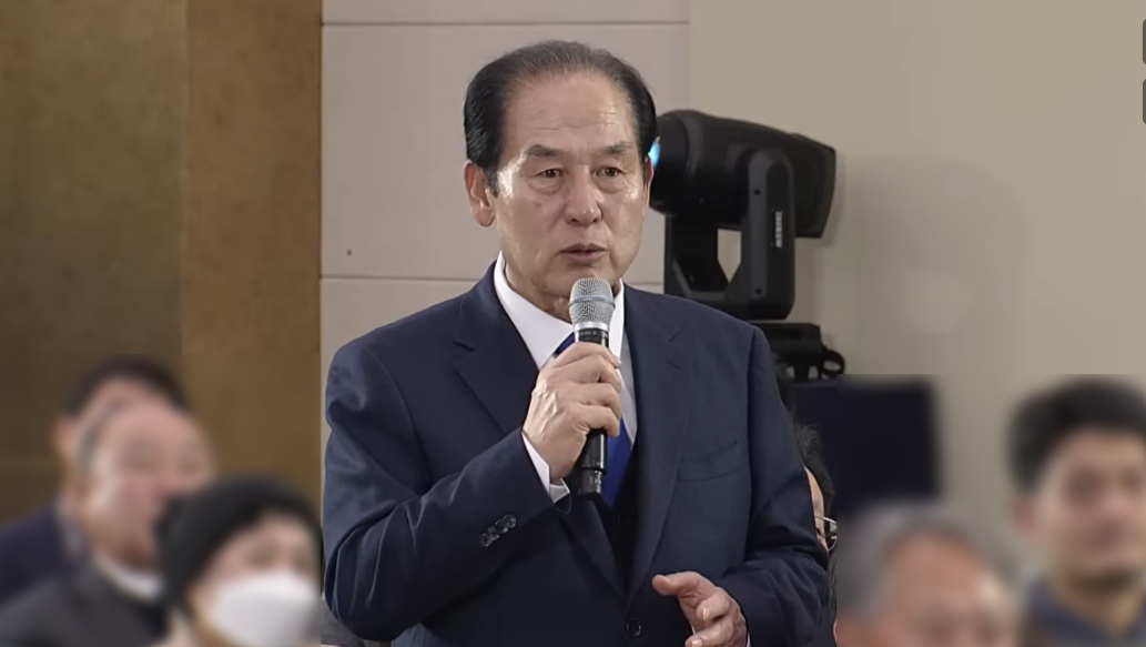 Jindo County Governor Kim Hee-soo speaks during a town hall meeting on the proposed administrative integration of Gwangju and South Jeolla at the Haenam Culture and Arts Center in South Jeolla on Feb. 4. [SCREEN CAPTURE]