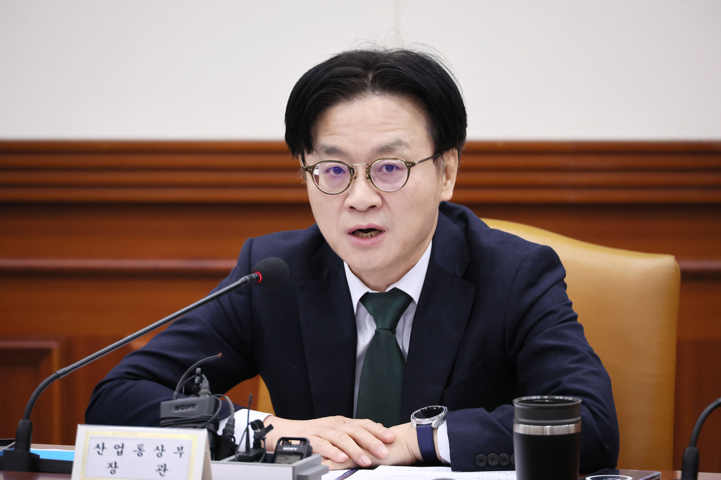 Industry Minister Kim Jung-kwan speaks during a meeting at Government Complex Seoul in central Seoul on Feb. 4. [YONHAP] 