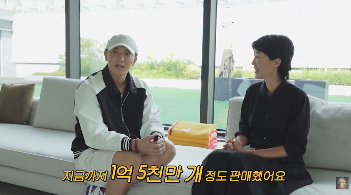 Tao, left, a former member of boy band EXO, appeared in a recent video posted by the YouTube channel Study King Jin Genuis, operated by entertainer Hong Jin-kyung, right, where he talked about his sanitary pad business in China [SCREEN CAPTURE]